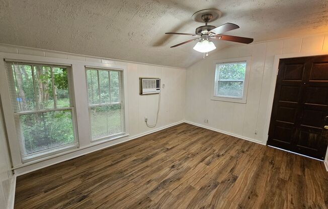 Cozy 2-Bedroom, 1-Bath Diplex with 1-Car Garage Near UNT Denton – Priced to Lease Fast!