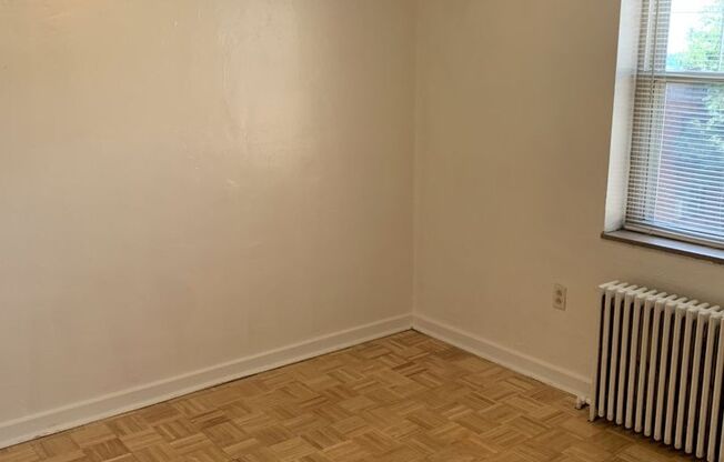 3 beds, 1 bath, $2,150, Unit 410C