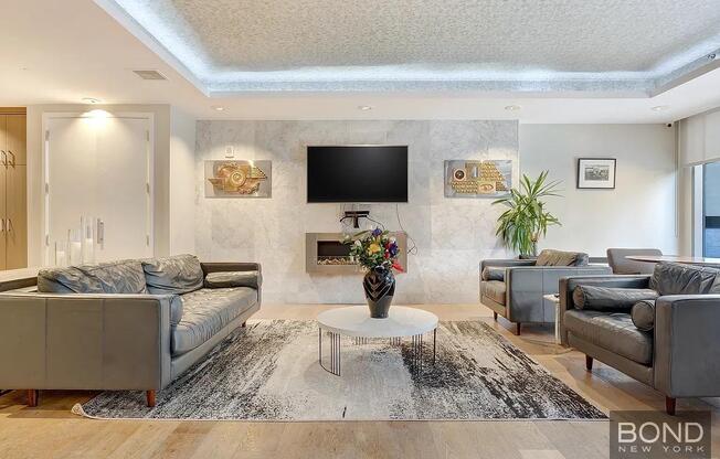 2 beds, 1 bath, $5,795, Unit 901