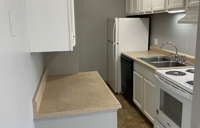 2 beds, 1 bath, 1,010 sqft, $1,140, Unit 929-8