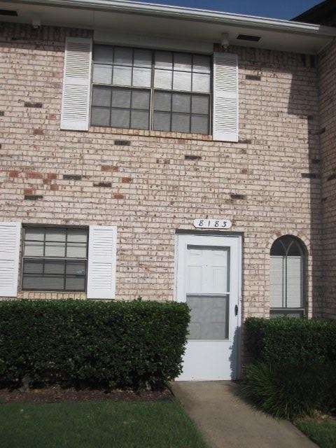 2 bed 1 1/2 bath condo off NW 23rd! Putnam City Schools