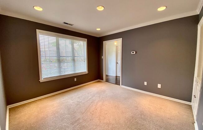 Amazing 3 Bedroom Townhome with Fenced Backyard! Pet Friendly! Ready 08-06-25!