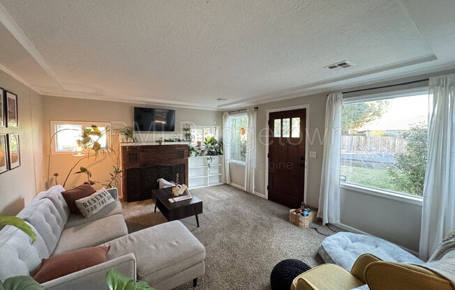 2 beds, 1 bath, 904 sqft, $2,190