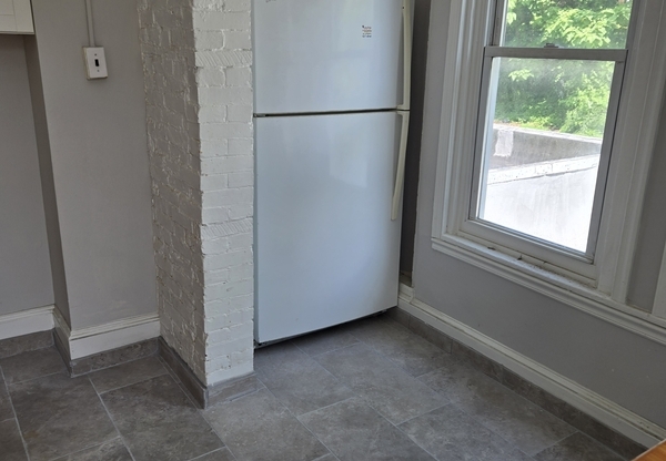 516 W QUEEN LN