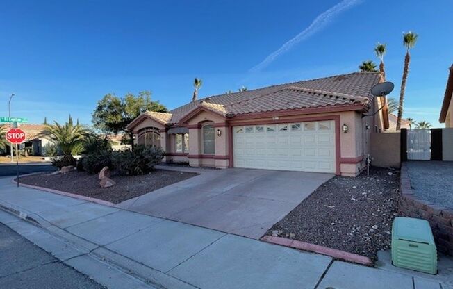 9011 W Viking Rd! 3 Bed / 2 Bath 1 Story House w/ Pool!