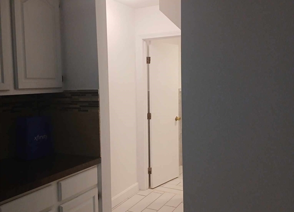 2 beds, 1 bath, 800 sqft, $2,700, Unit 1