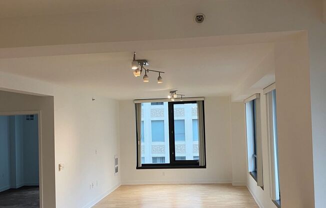 1BR/1BA 837sqft! Condo! Parking! Laundry! Views! Pets! Roof Deck! PROGRESSIVE