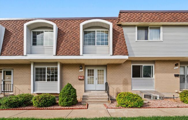 Spacious 4 Bedroom 3 Bath Townhouse in Lakewood!