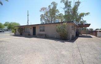 Charming 3 Bedroom 2 Bath House Plus Bonus Work space! Central Tucson Location!