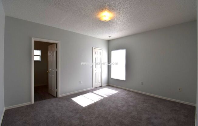 Very Nice cozy 3bd 2ba with a nice size back yard in Poinciana a definite must see!