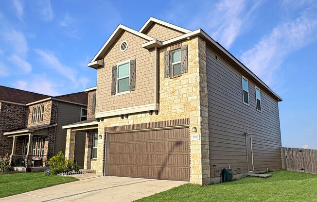 Contemporary Living in Seguin – Over 2,400 Sq Ft of Comfort