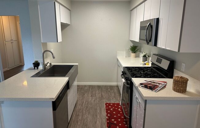 2 beds, 2 baths, 923 sqft, $2,915, Unit 228