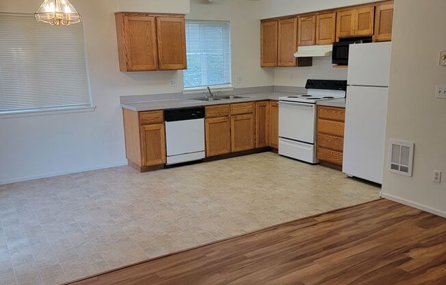 2 beds, 1.5 baths, 800 sqft, $1,350, Unit 1655 River Rd