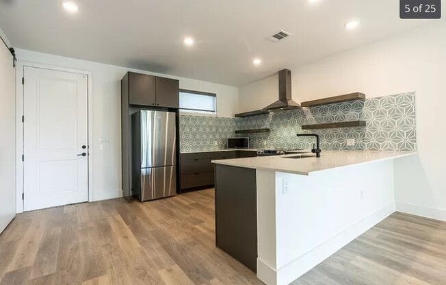 2709 E 5 ST