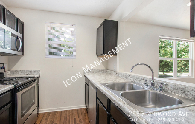 2555 REDWOOD AVE