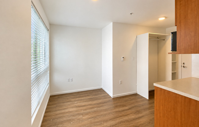 Studio, 1 bath, 190 sqft, $1,275, Unit 3205