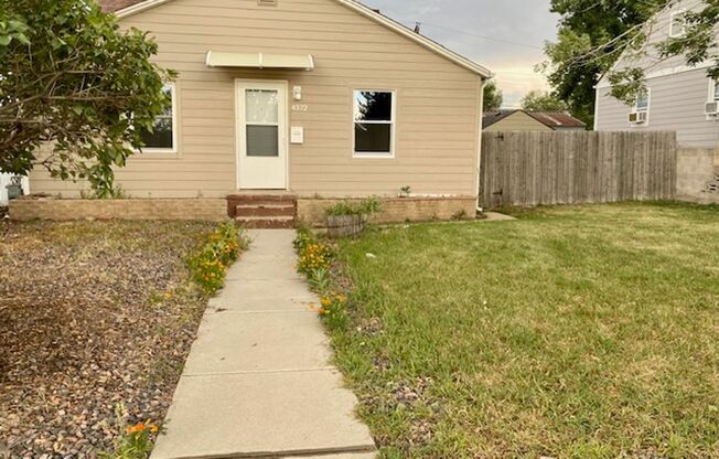 Mountain View Bungalow w/Garage and A/C