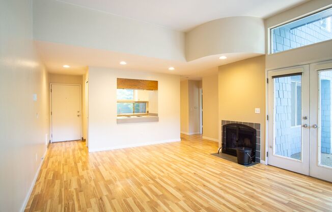 Fantastic Lake Oswego 1Bdr w/Fireplace, Dishwasher, W/D & Patio!