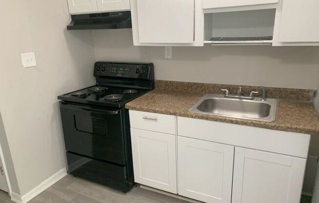 2 beds, 1 bath, 750 sqft, $1,300, Unit 26