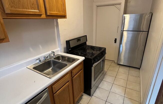 3 beds, 1 bath, $1,000, Unit 291