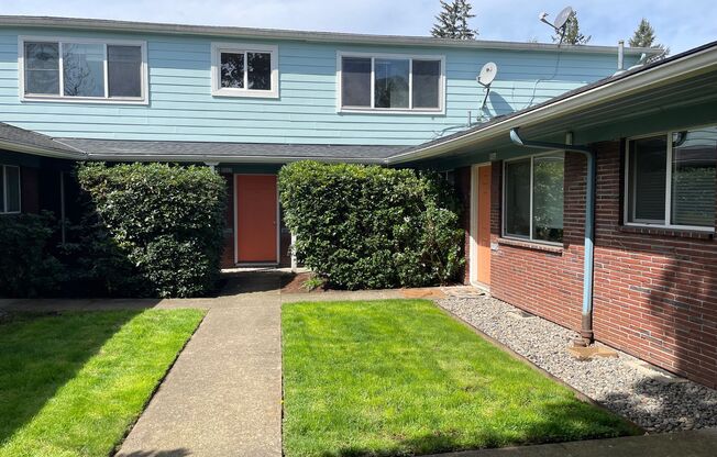 Upper 2bed, stainless steel appliances, off street parking. All dogs welcome!