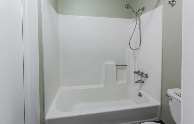 3 beds, 1 bath, $1,650, Unit # 321