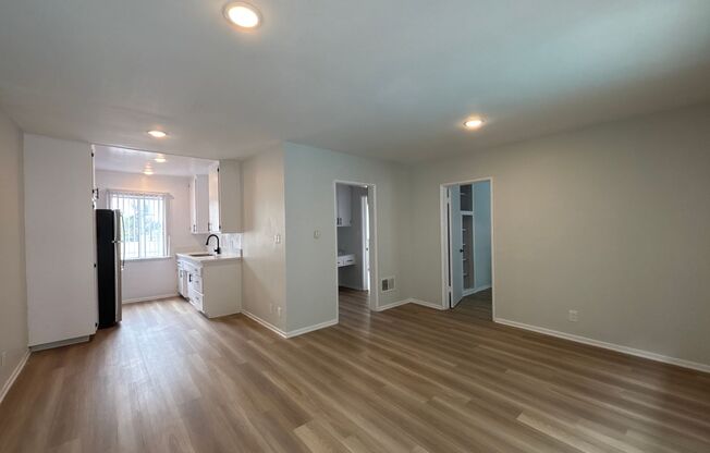 2 beds, 1 bath, 995 sqft, $1,898, Unit 09