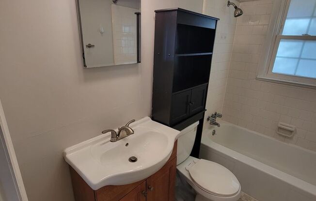 2 beds, 1 bath, $1,250, Unit 167 W Braxton Foushee St