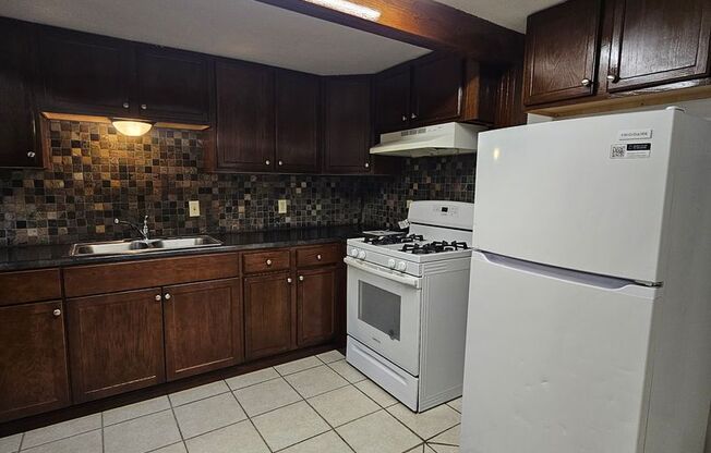 3 beds, 1 bath, $1,250, Unit C