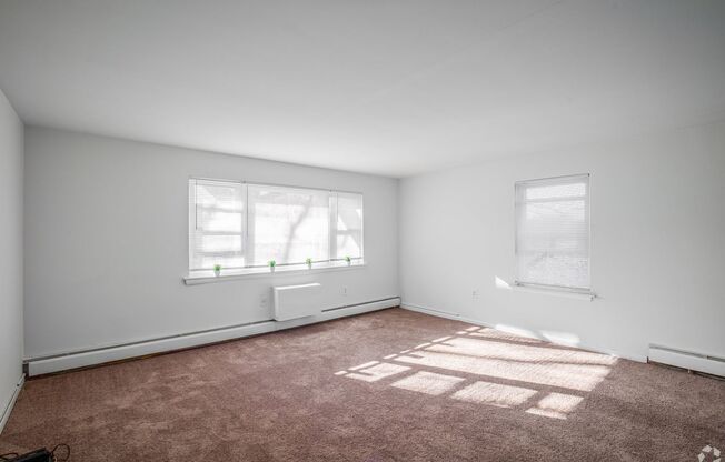 2 beds, 1 bath, 925 sqft, $1,419, Unit J01
