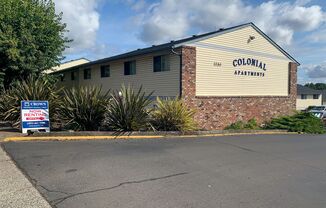 Apartment in West Salem near banks, shopping areas, bus lines, and downtown! ~ Colonial