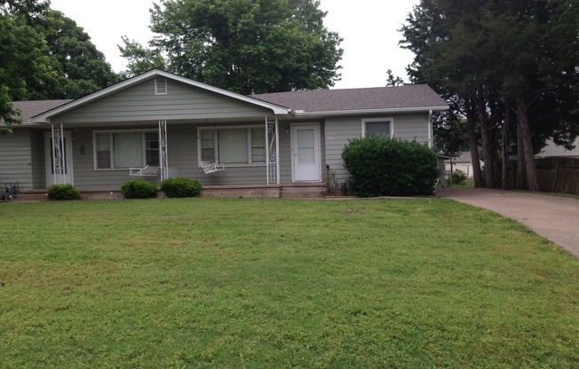 Great 2BR/1BA duplex on a quiet street in El Dorado!