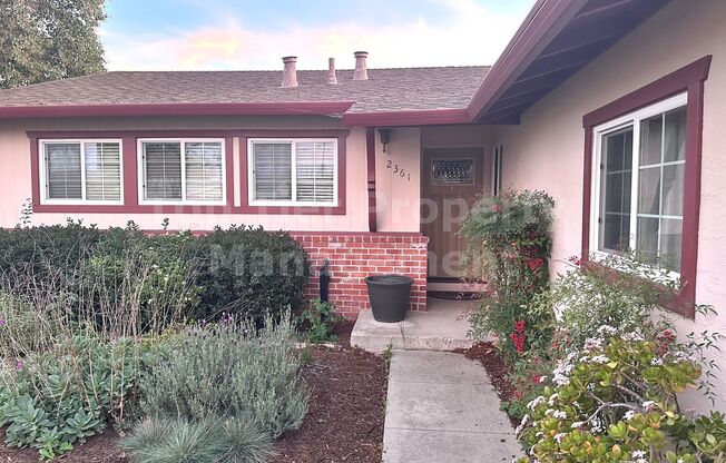 Very nice 4 Bed/2 Bath /1,250 square foot house in Concord available April 1st! Features and amenities include: