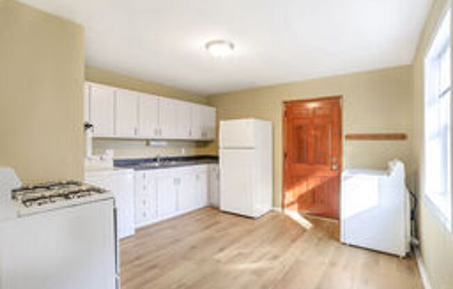 2 beds, 1 bath, $1,175, Unit 210