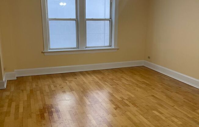 2 beds, 1 bath, 775 sqft, $1,350, Unit 215