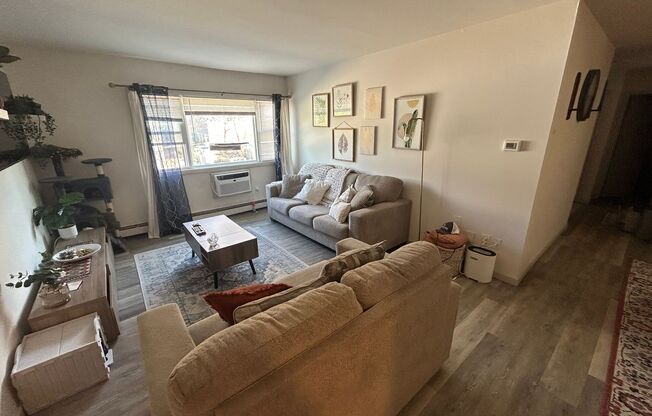 2 beds, 1 bath, $1,395, Unit 123