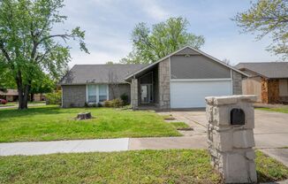 3 Bed / 2 Bath in Broken Arrow!