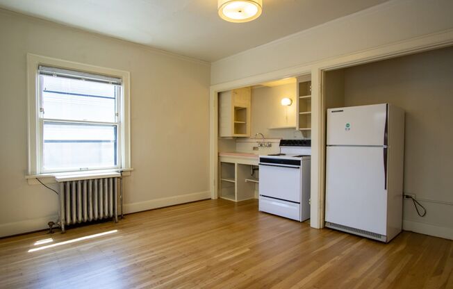 Lease this Charming Hollywood Studio Ready Now!