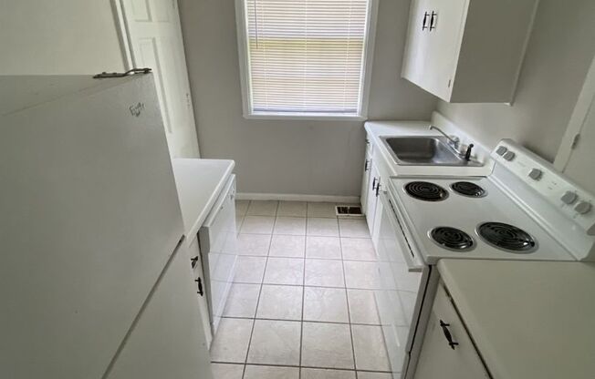 2 beds, 1 bath, $1,075, Unit 3B