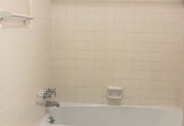 1 bed, 1 bath, 725 sqft, $970, Unit R01 Annex