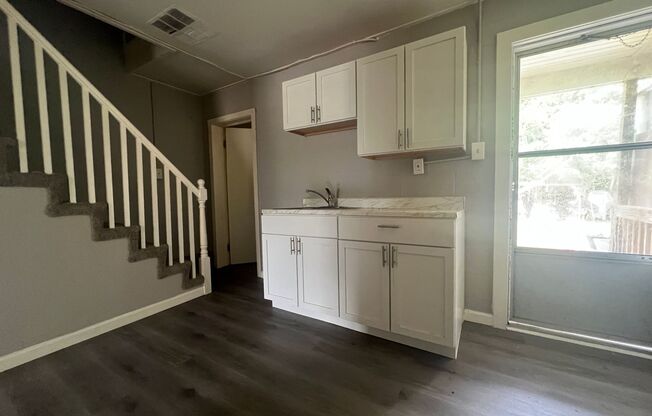 2 beds, 1 bath, $1,300