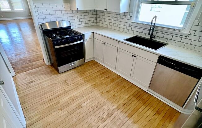 Delightful 4 Bed/1 Bath Single Family Home for Rent! Available for ASAP Move In! Parking Included!