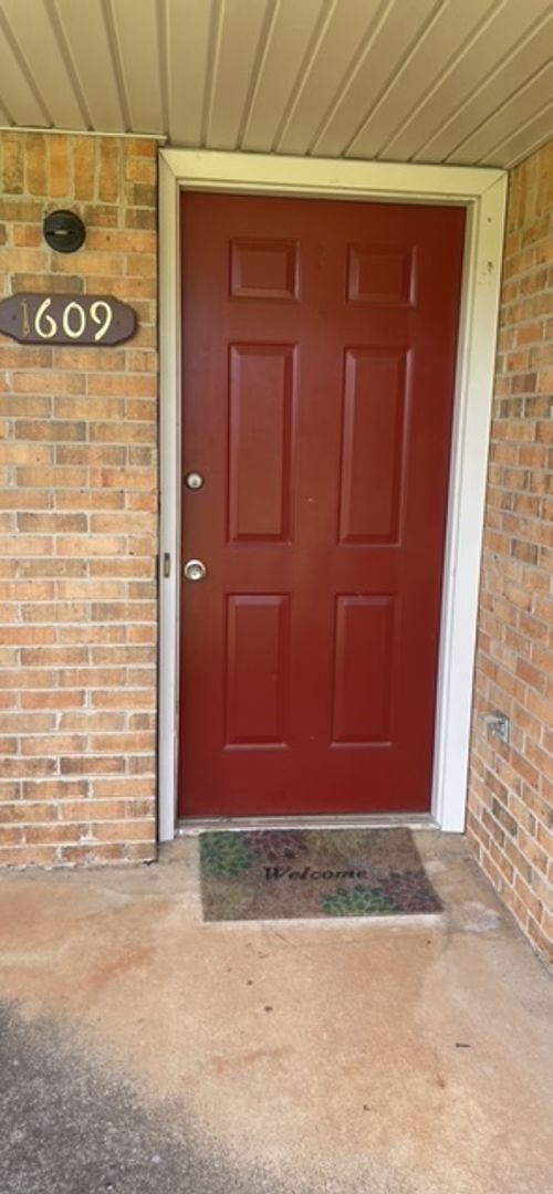 3 beds, 2 baths, $1,295