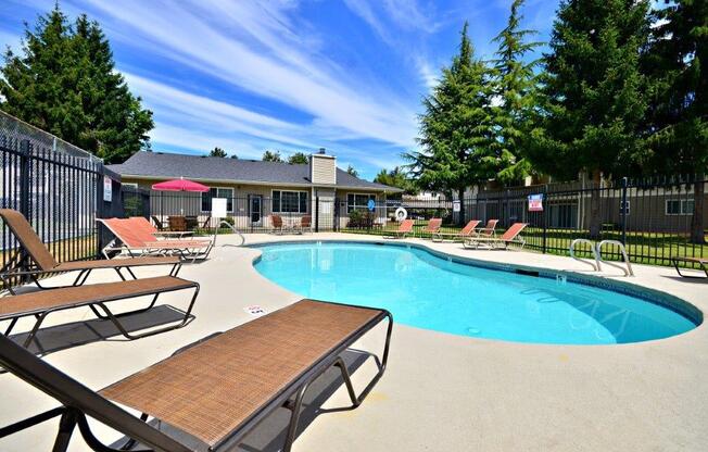 Maple Pointe Pool & Lounge Chairs