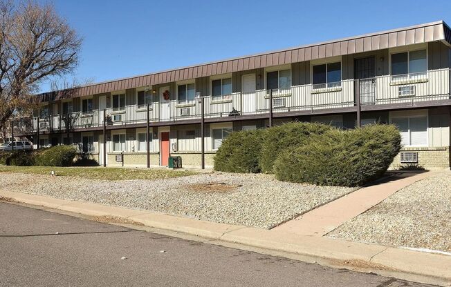 10665 W 7th Ave – Spacious 2 & 3 Bedroom Apartments Near Oak Street Light Rail!