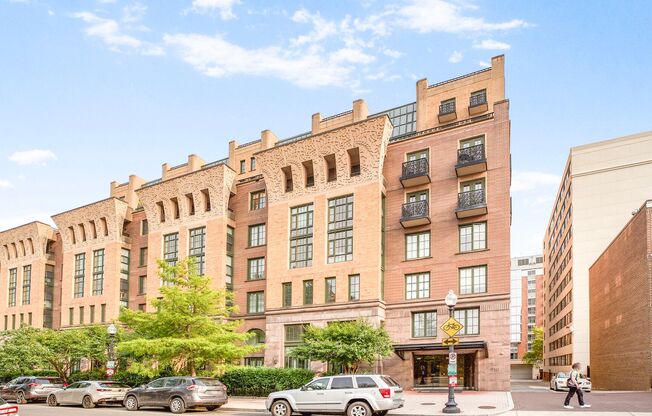 Available Now! High End 1 Bed/ 1 Bath in Amenity Rich Building