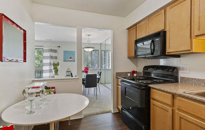 Upgraded Kitchen at Franklin River Apartments, Luxury Apartments in Southfield, MI near 696 and 12 mile