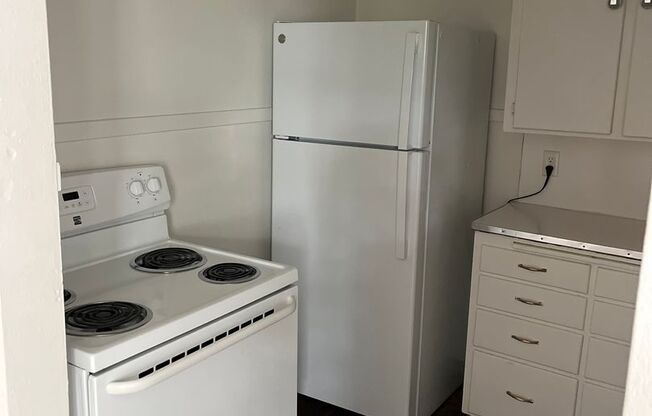 2 beds, 1 bath, $810, Unit D-2