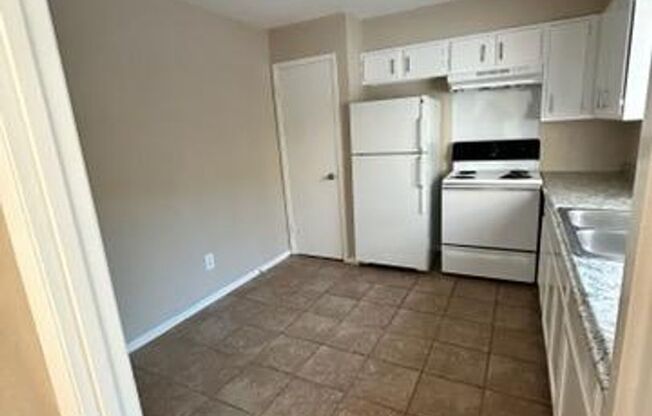 3 beds, 2 baths, 1,350 sqft, $2,055, Unit 3-1623-B
