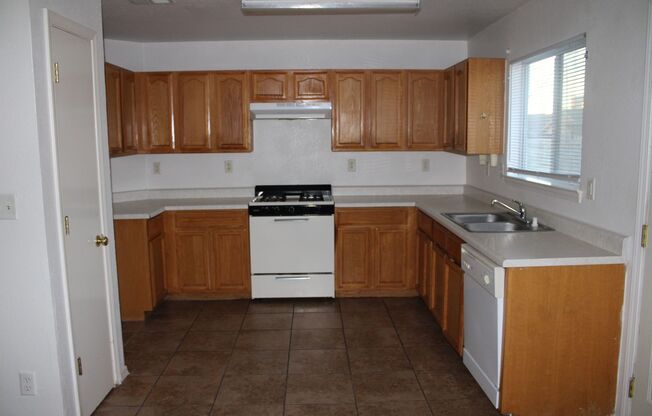 3 beds, 2 baths, $1,395